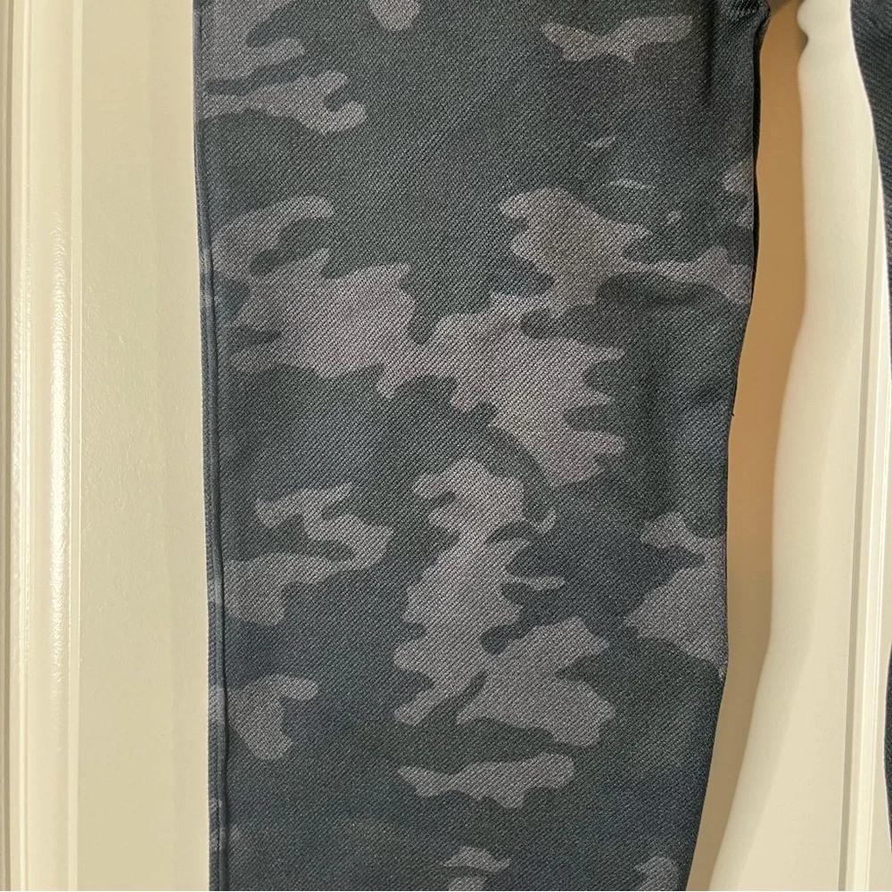 Spanx Look At Me Now Seamless Black Camo Print Leggings Womens Size Large Casual